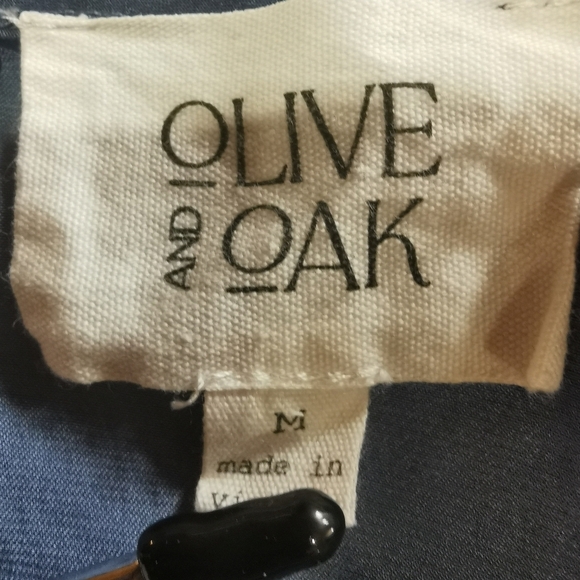 Olive and Oak Silky Scoop Neck Keyhole Back Cap Sleeve Blue Blouse - Sz M - Picture 7 of 9